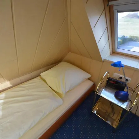 Ferienhaus-seeadler-in-gross-zicker-halbinsel-moenchgut Dom wakacyjny *